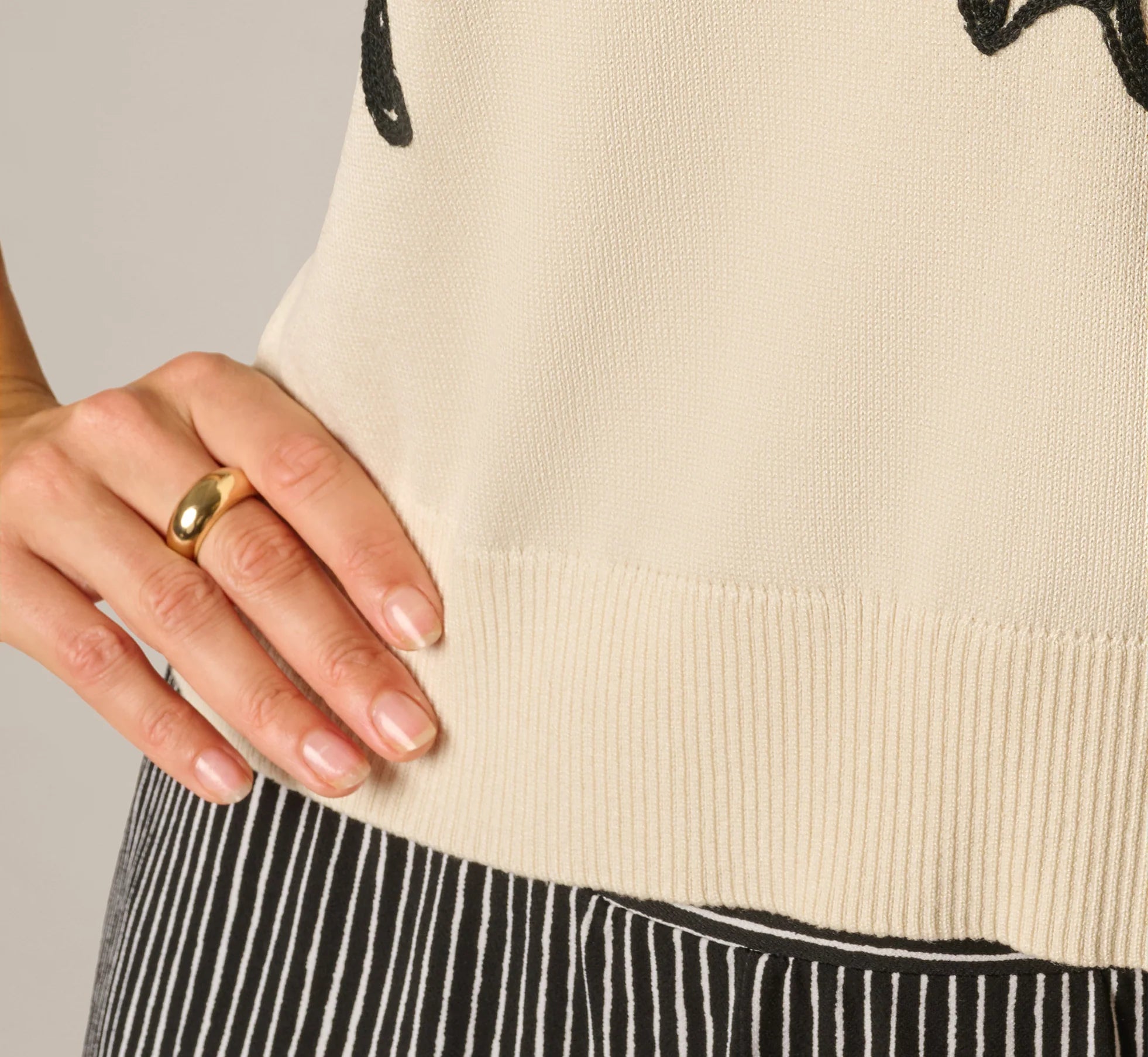 Sleeveless Floral Embroidered Polo Sweater In Cream Black